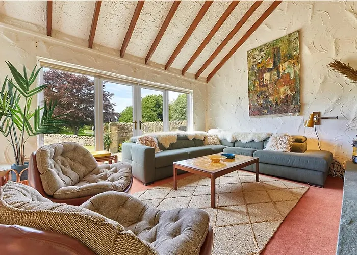Xanadu: Stylish Family Home By The Pub And Beach